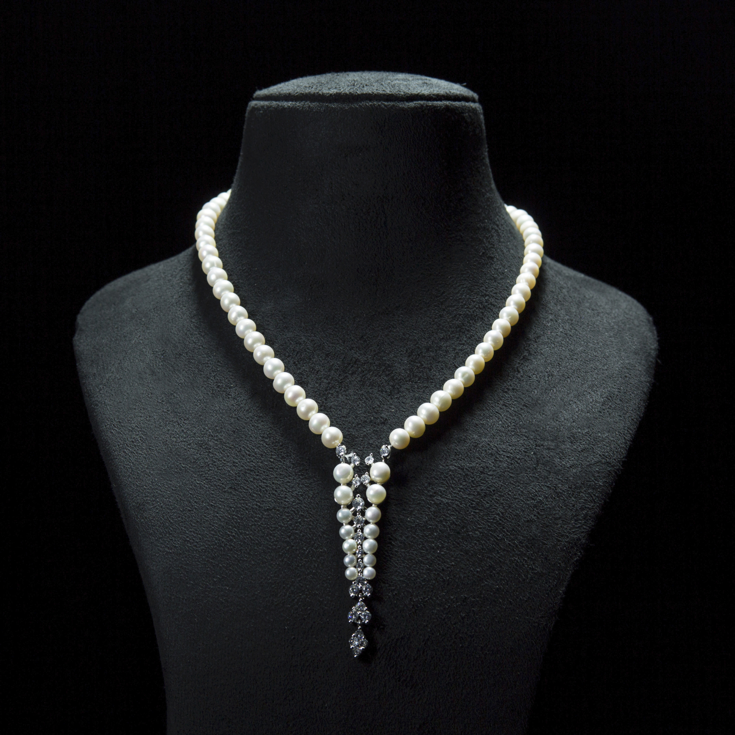 Classic V shaped diamond and white pearl studded necklace