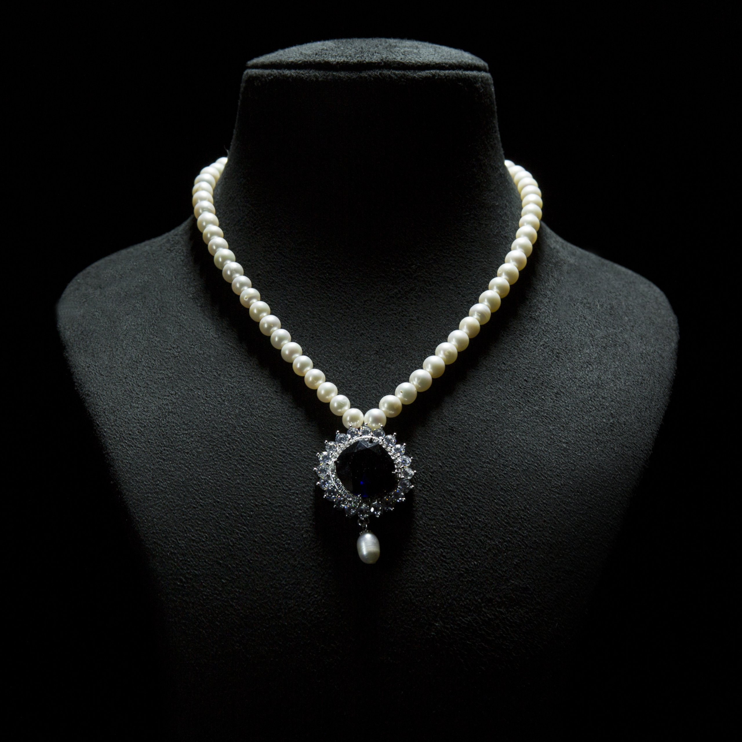 Vintage Victorian style round single diamond cut blue Sapphire stone white pearl necklace