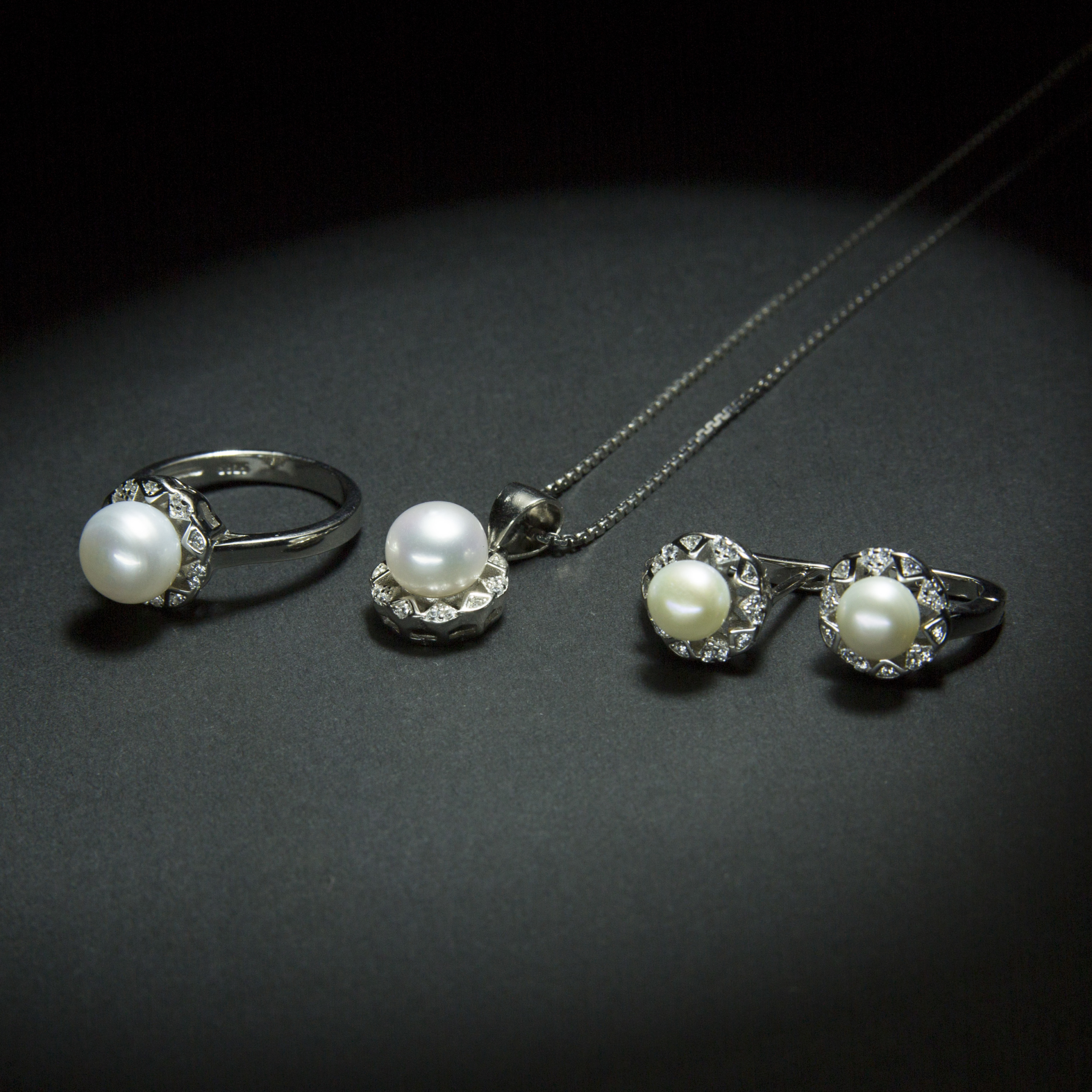 Elegant round single pearl diamond cut silver pearl set