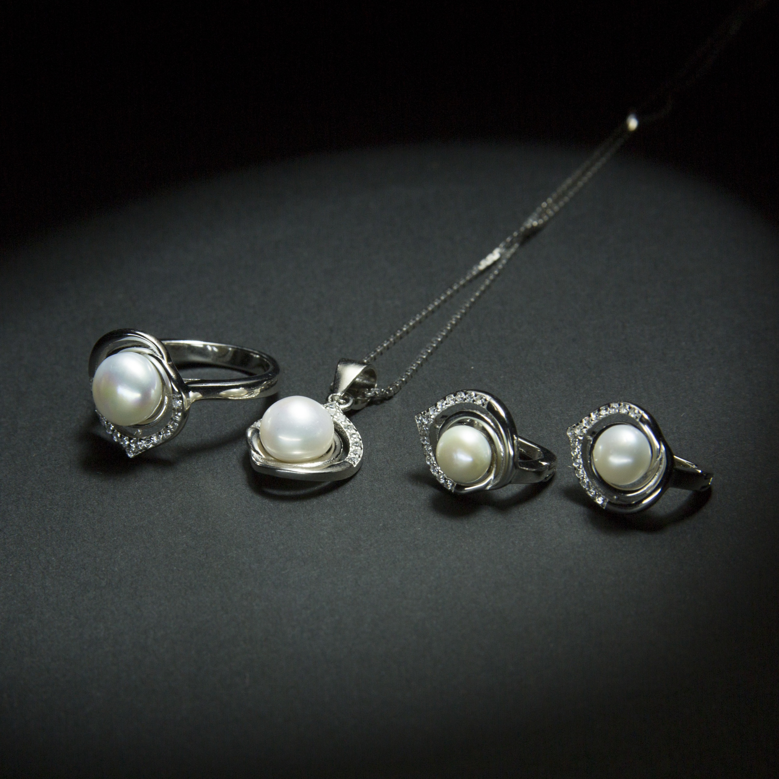 Diamond lustre flame inspired classic silver pearl set