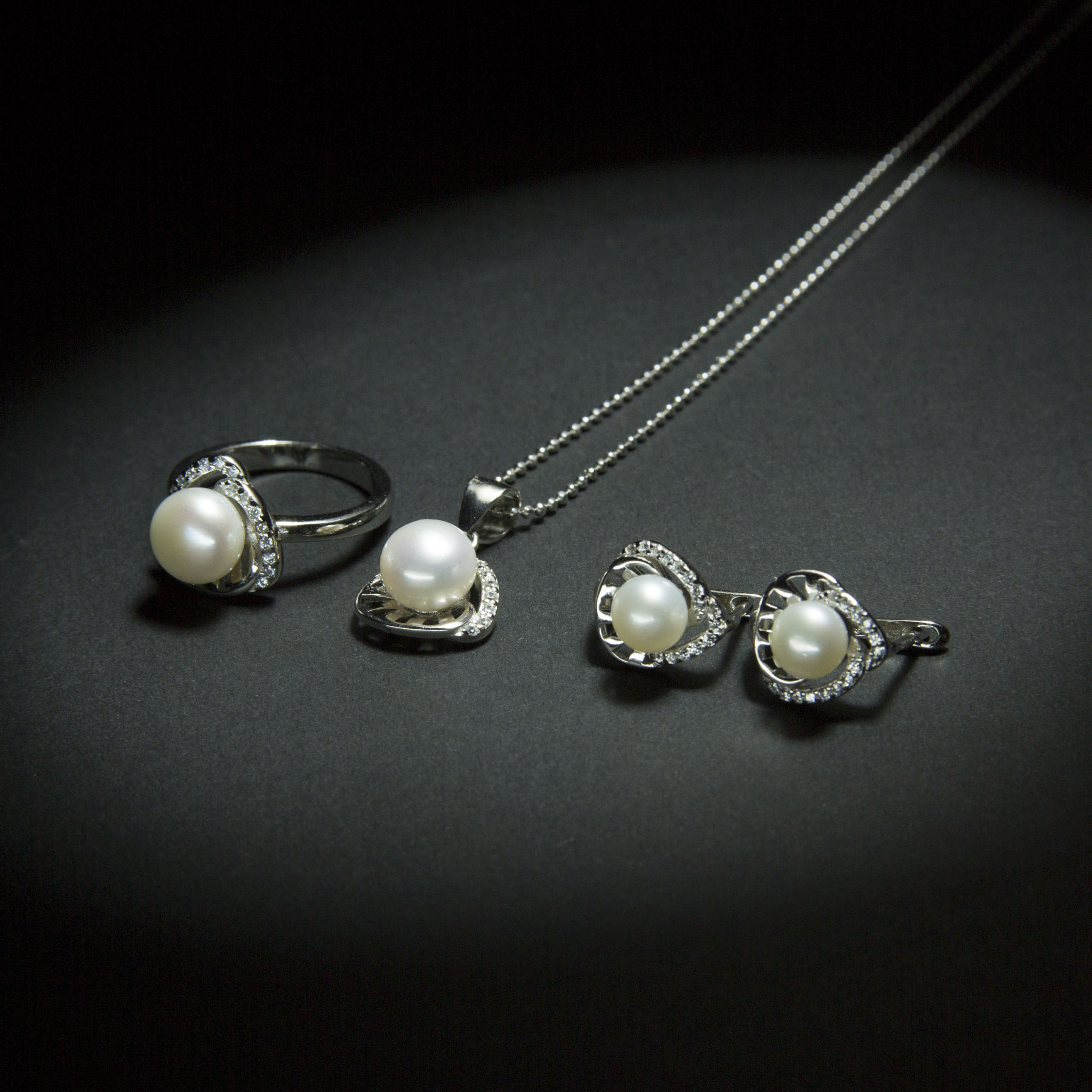 Inclined teardrop single pearl diamond lustre pearl set