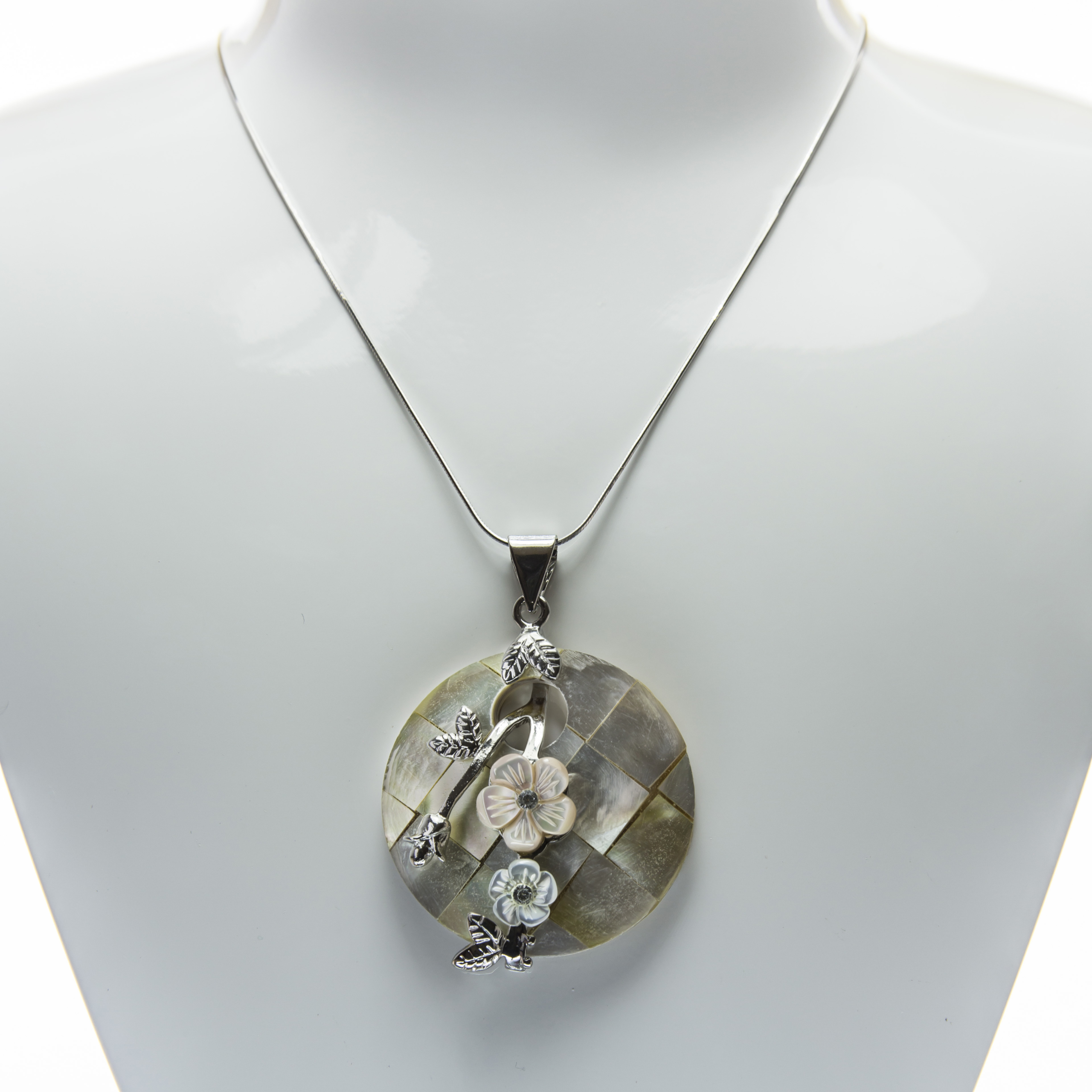 Round shaped Floral pattern Mother of Pearl Pendant