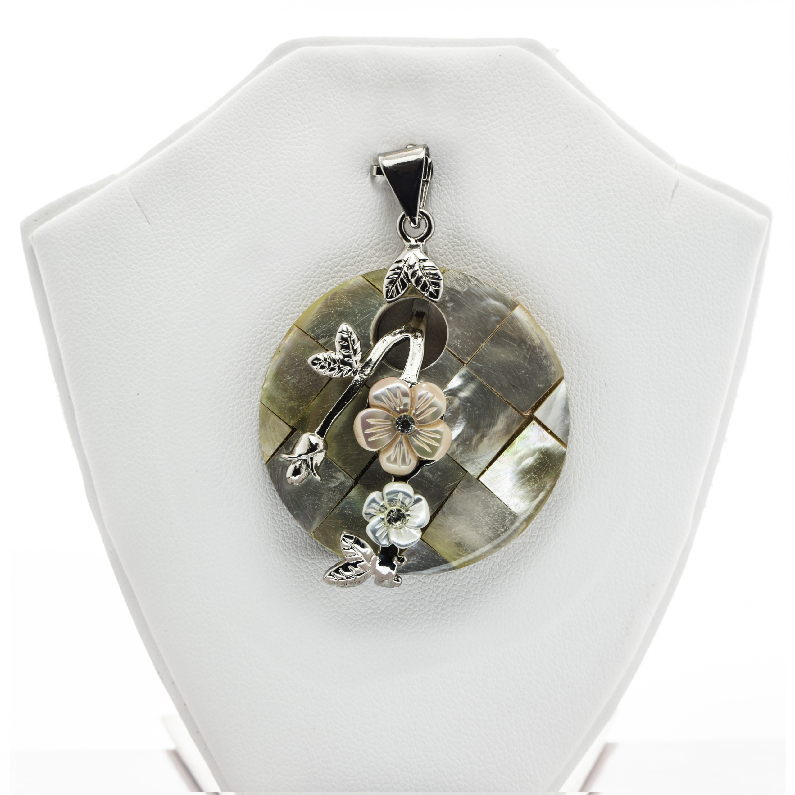 Round shaped Floral pattern Mother of Pearl Pendant