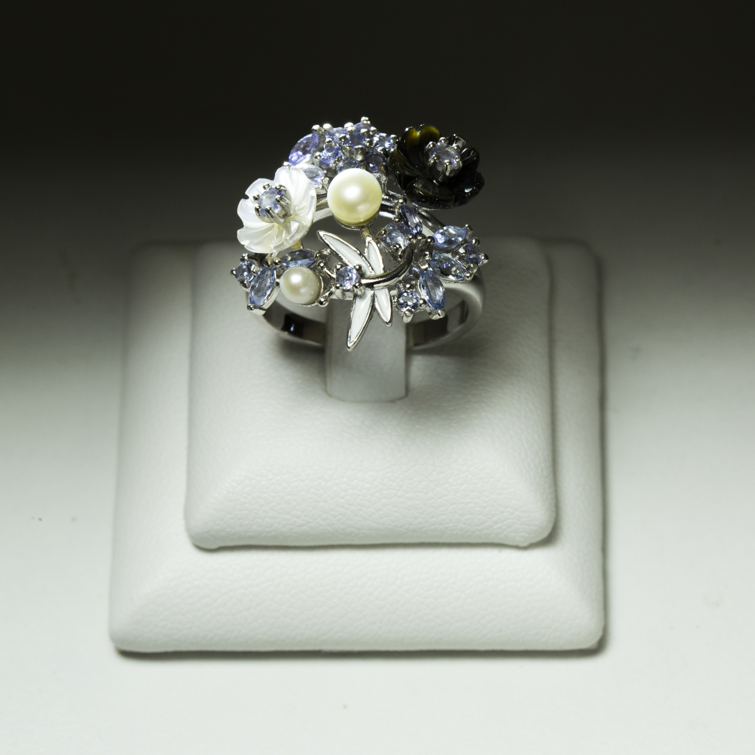 Floral leaves Natural Gem Stone  studded Mother of Pearl with pearl Fine Silver ring