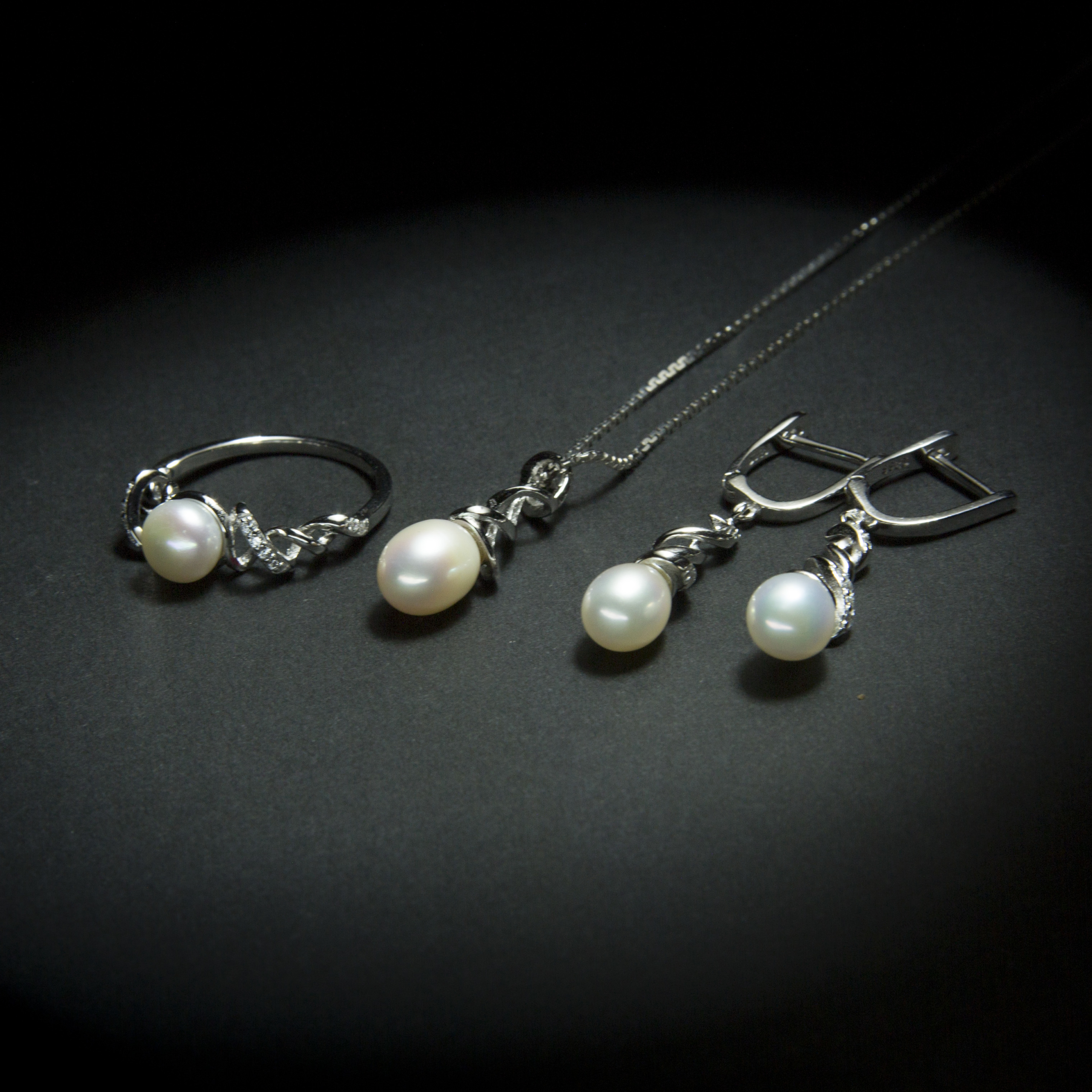 Classic single pearl spirally designed silver pearl set