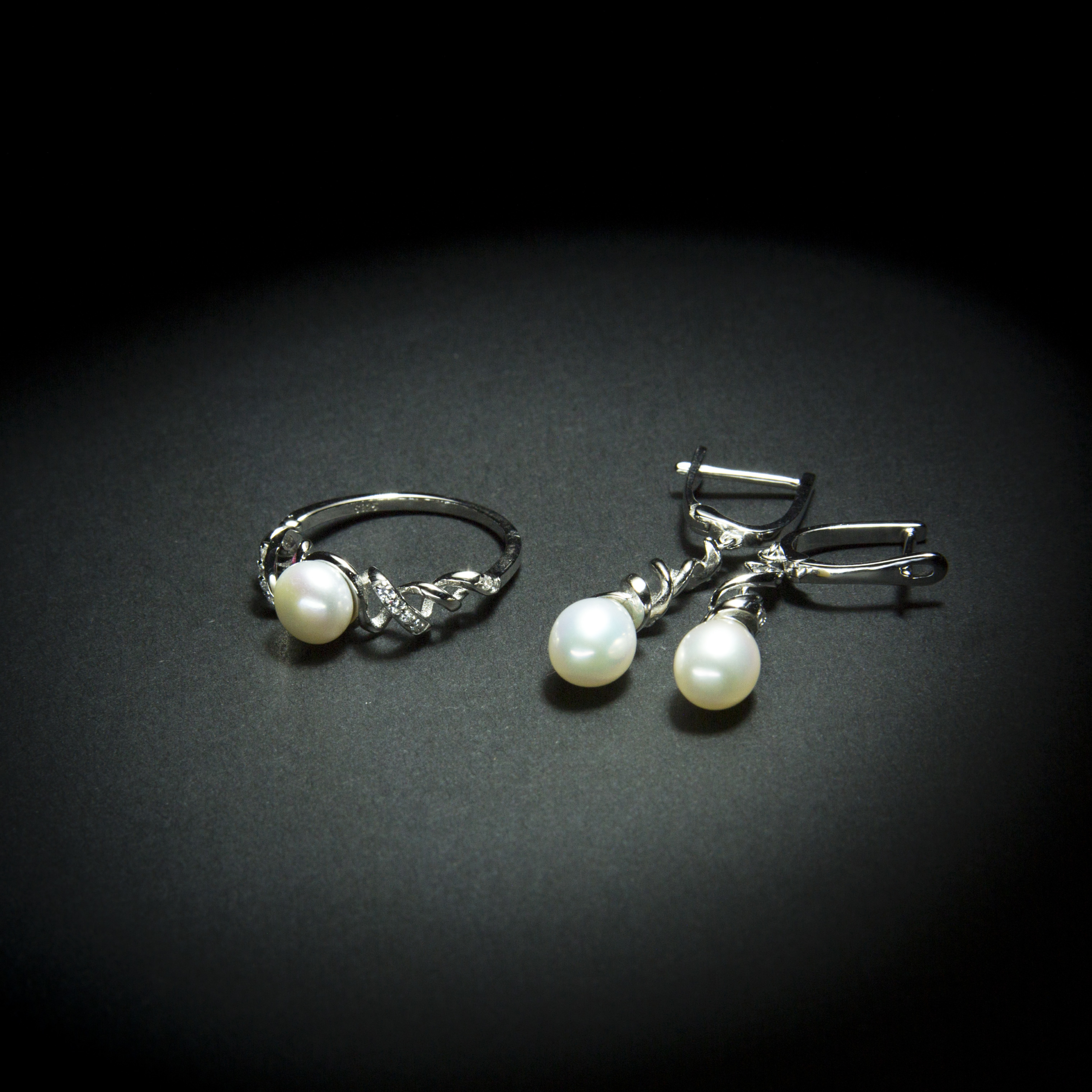 Classic single pearl spirally designed silver pearl set