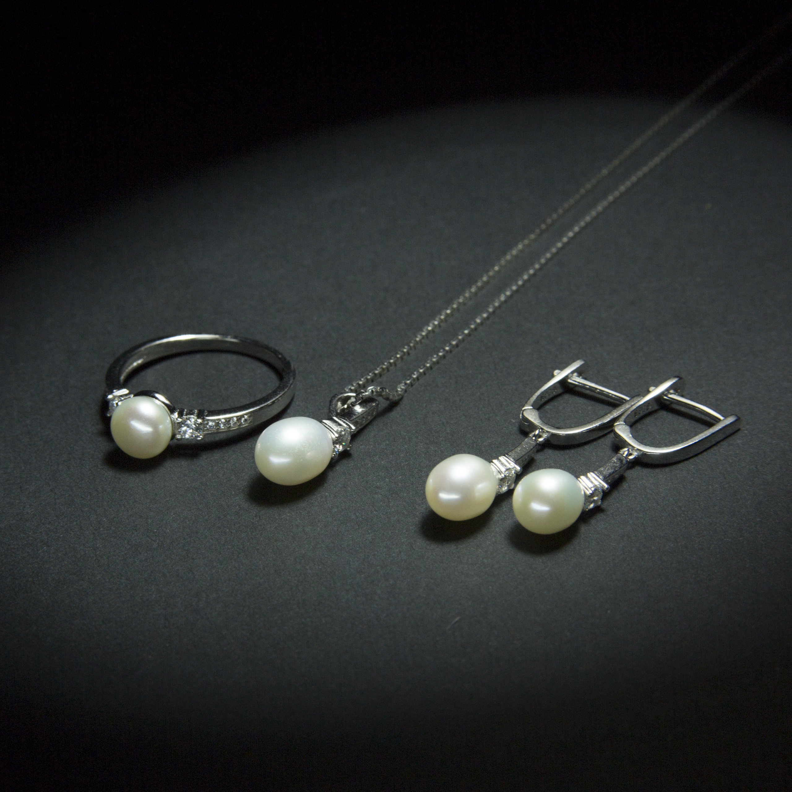 Classic single fresh water pearl handcuff inspired silver pearl set