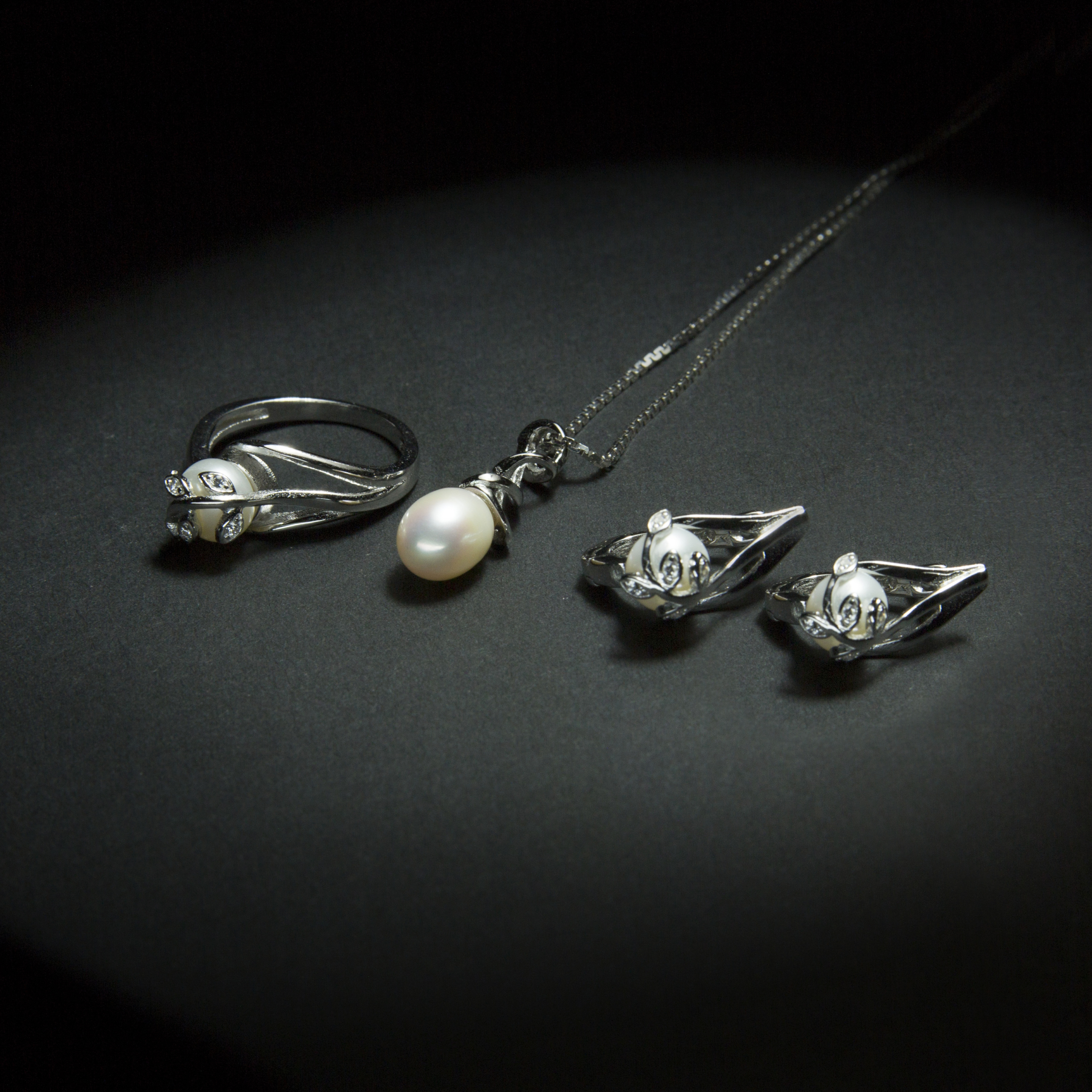 Classy single pearl leaf inspired silver pearl set