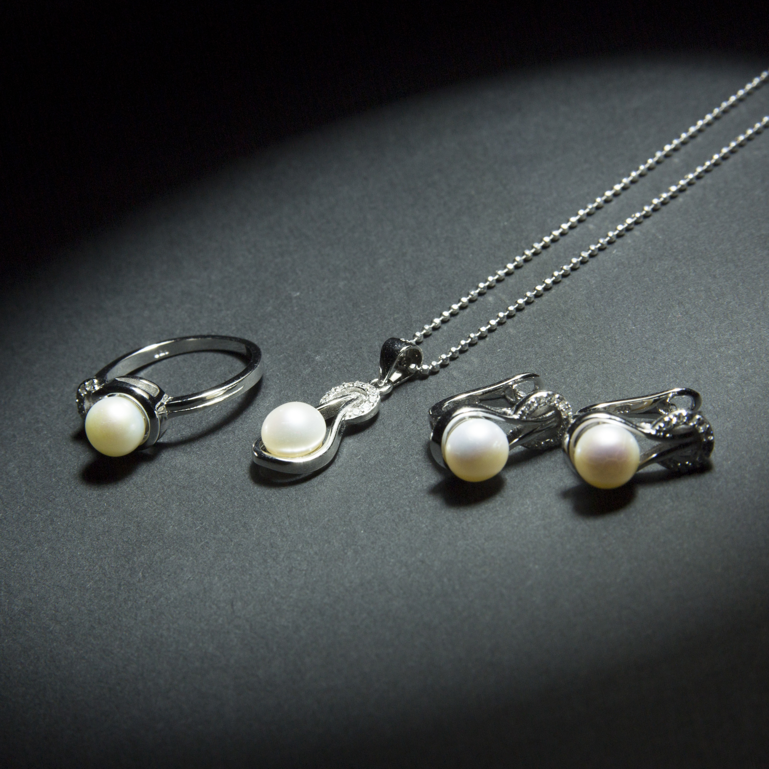 Aura themed single pearl classic silver pearl set