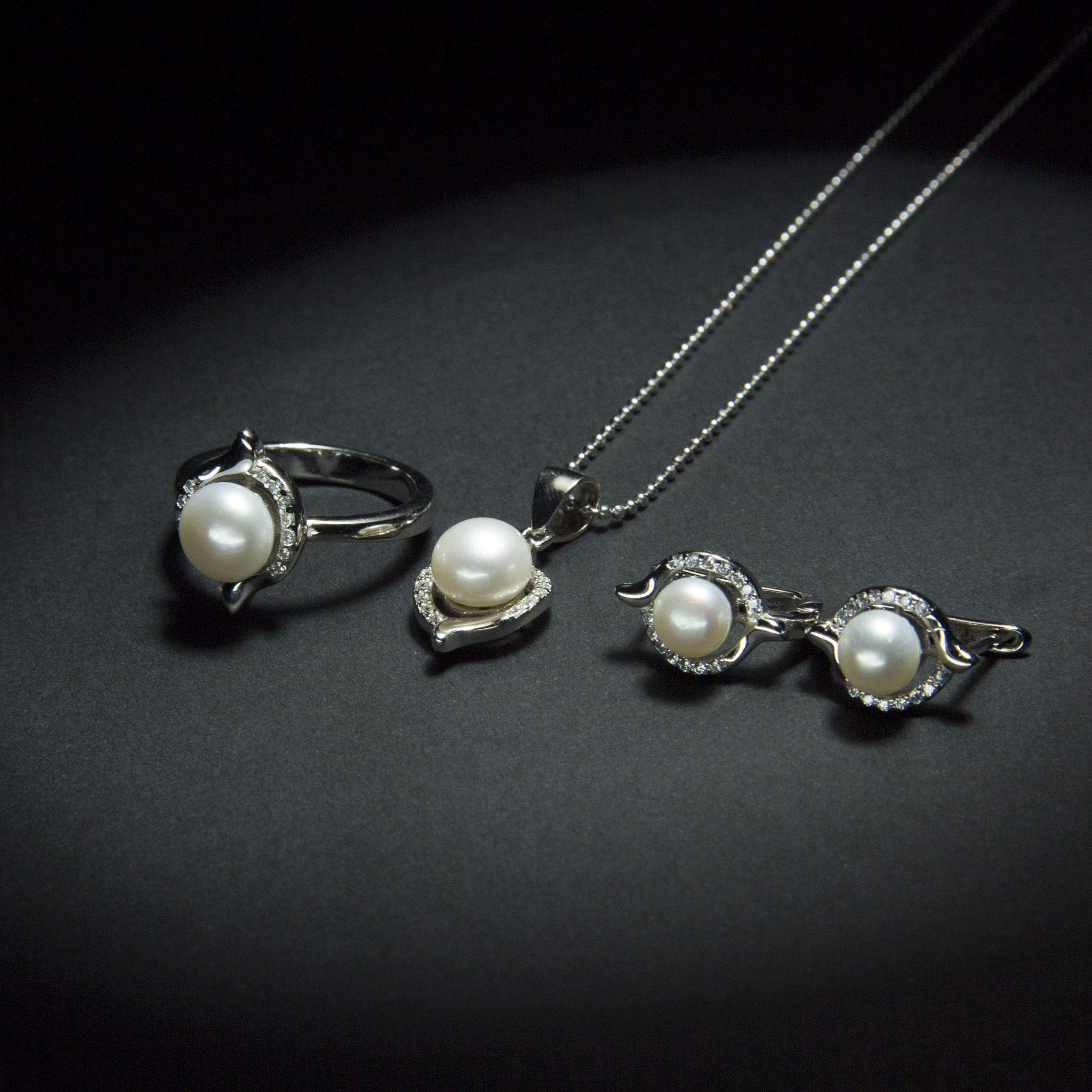 Conch inspired diamond lustre single pearl silver pearl set