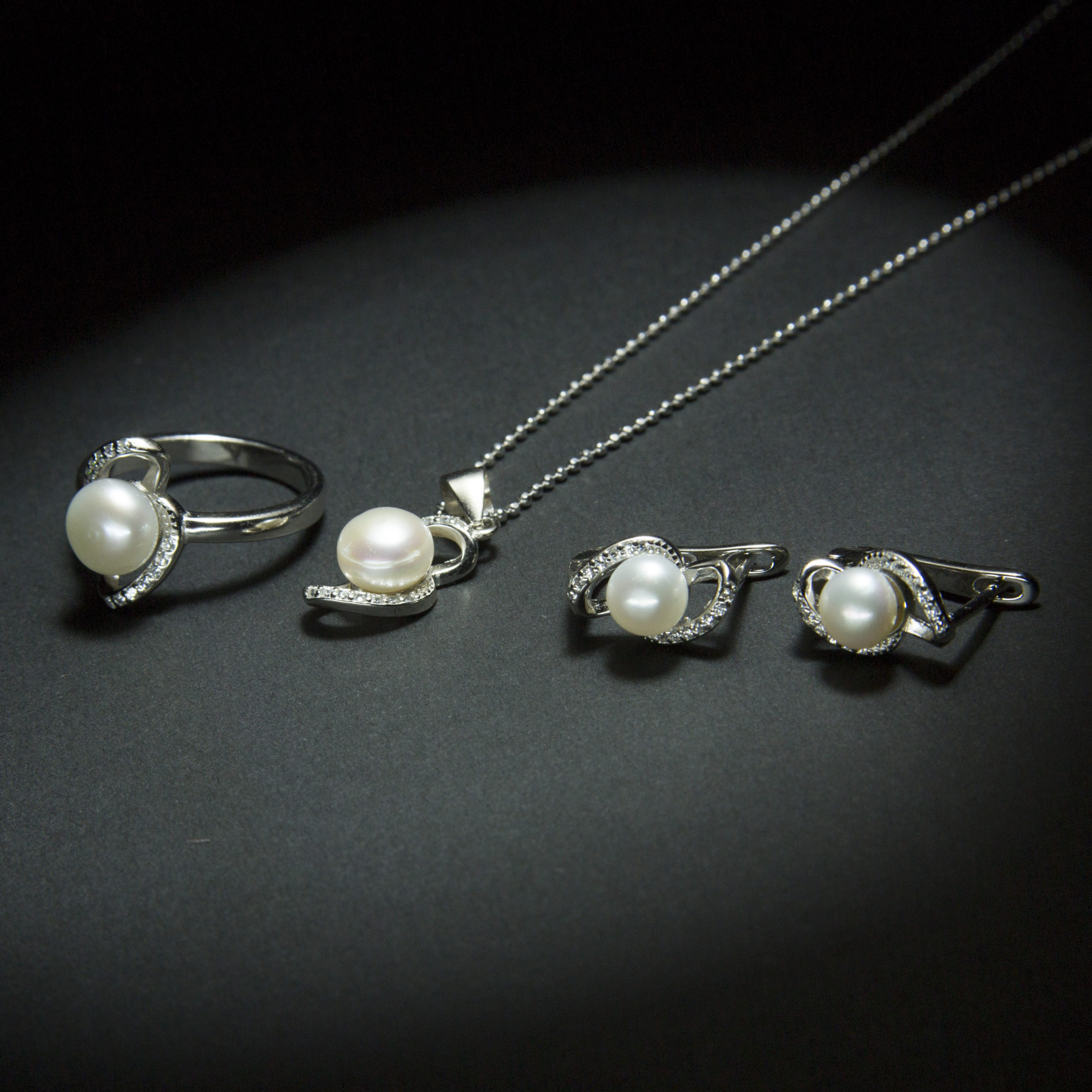 Classic stone-studded single pearl infinite pearl set