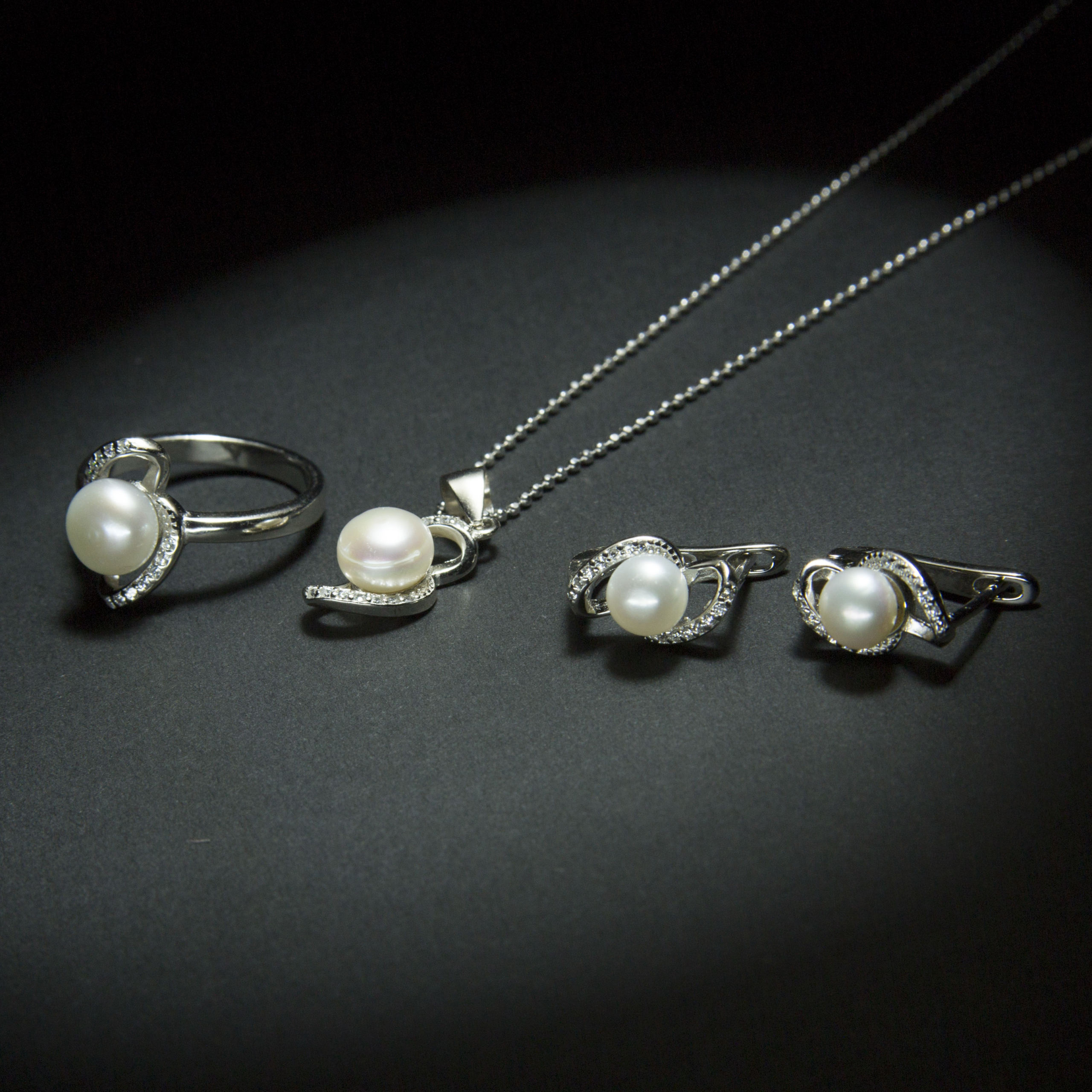 Classic stone studded single pearl infinite pearl set