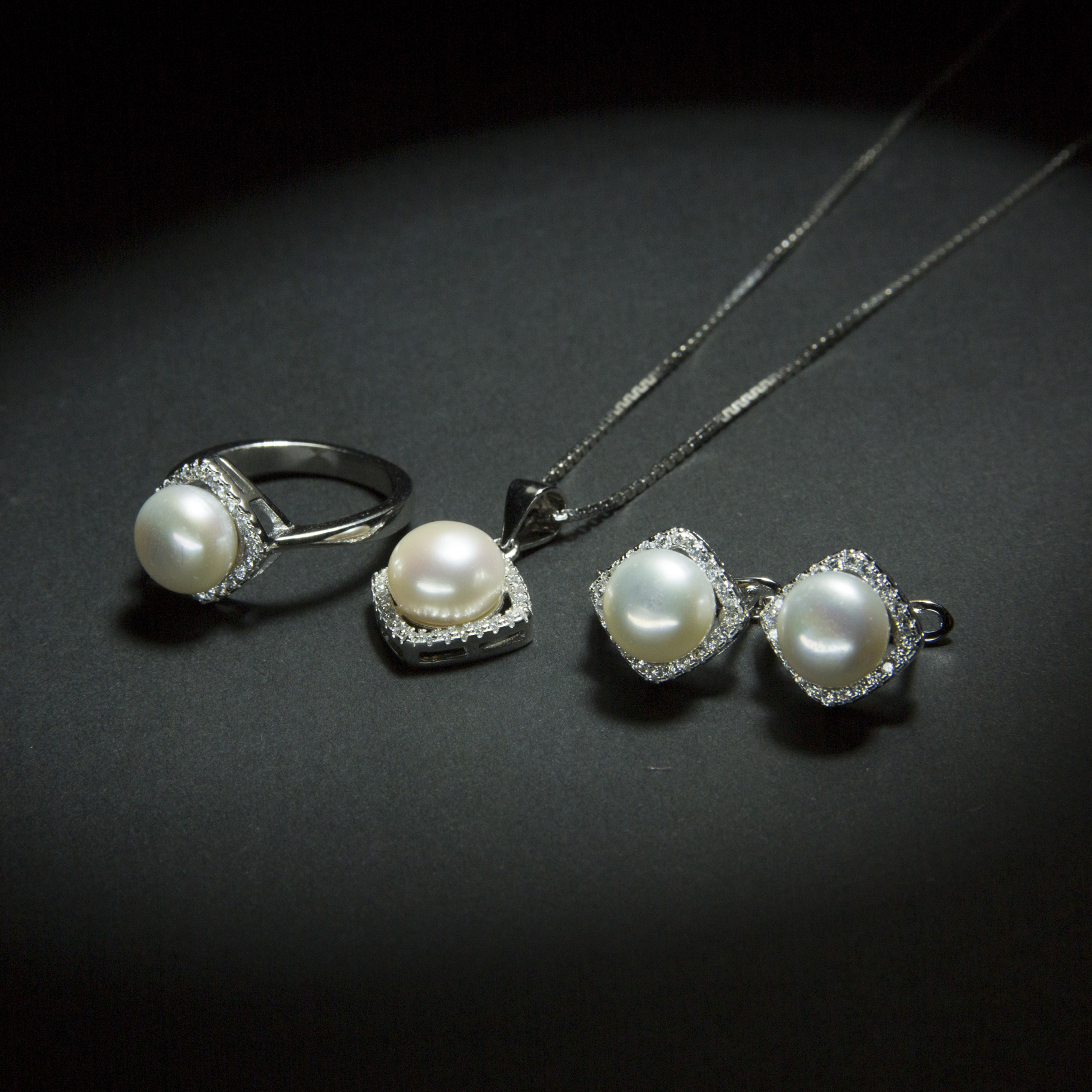 Classic square single pearl diamond lustre pearl set