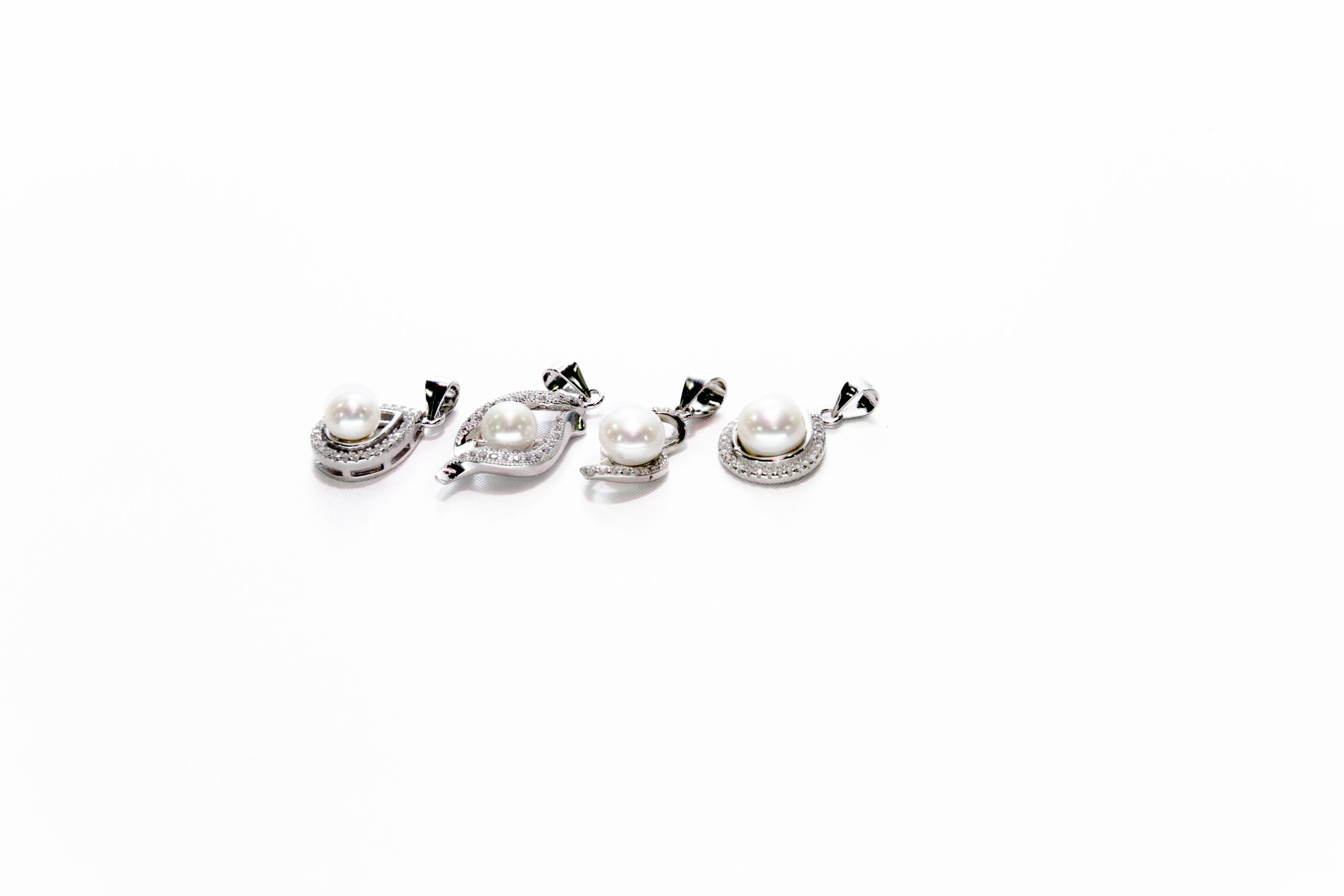 Classic stone-studded single pearl infinite pearl set