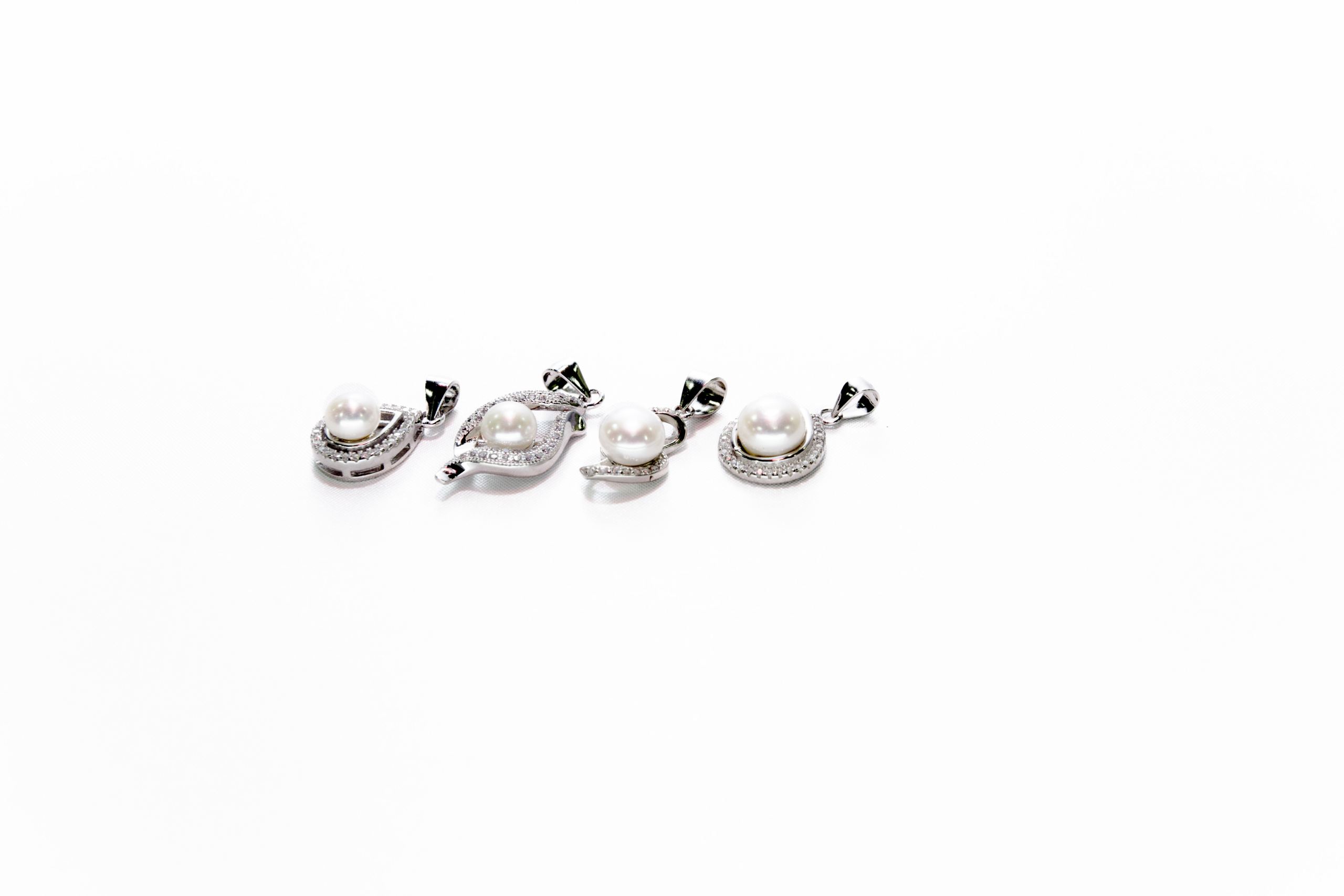 Classic stone studded single pearl infinite pearl set